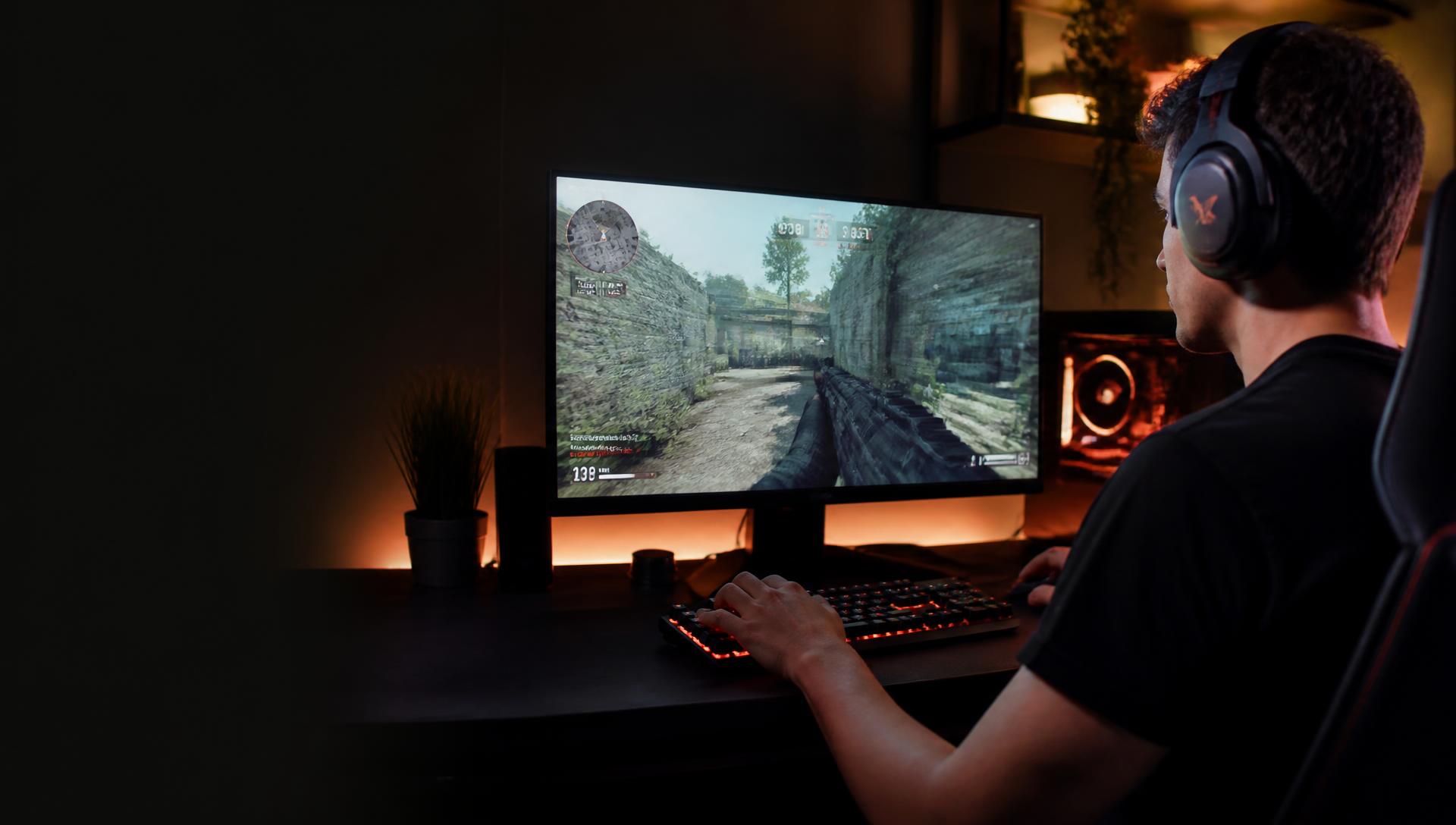Gamer jogando online com internet fibra de baixa latência da Domínio Telecom